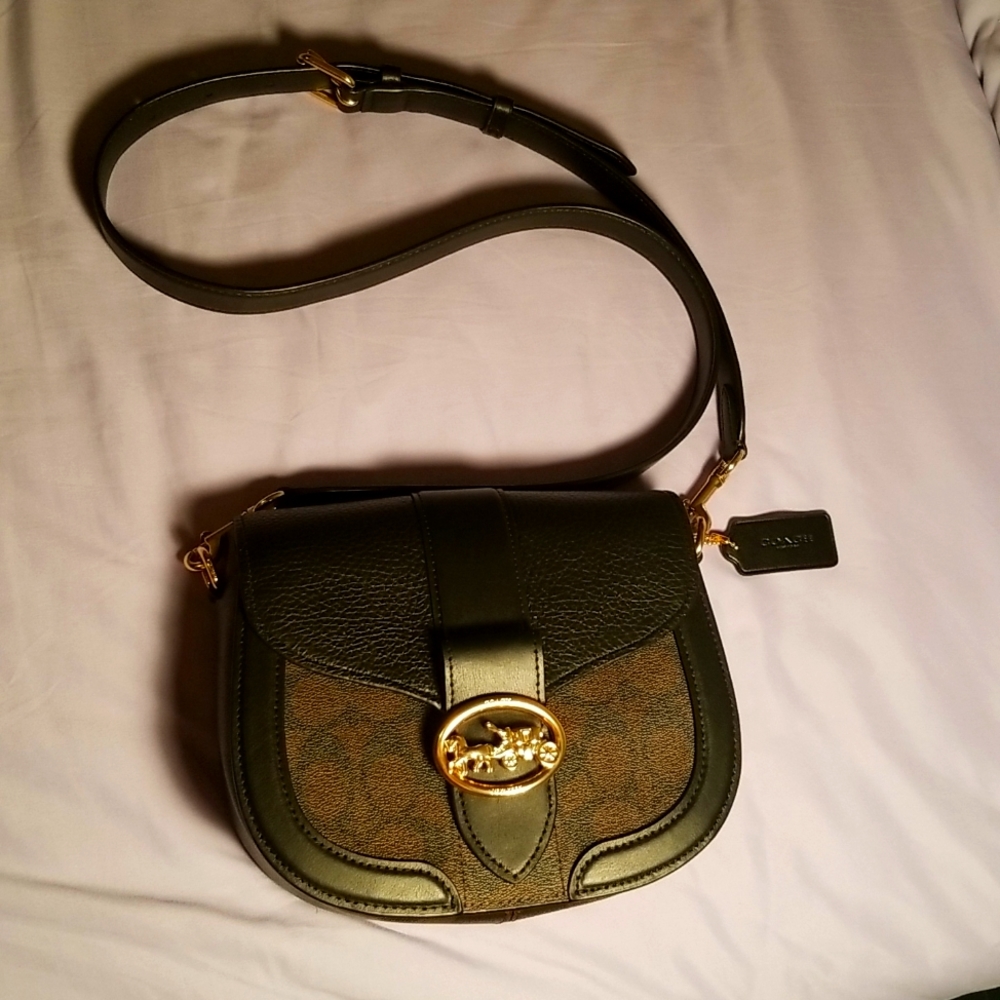 Cute coach saddle crossbody bag! Excellent condition!